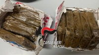 Borsone con un chilo di droga lanciato dalla moto, sequestro dei carabinieri