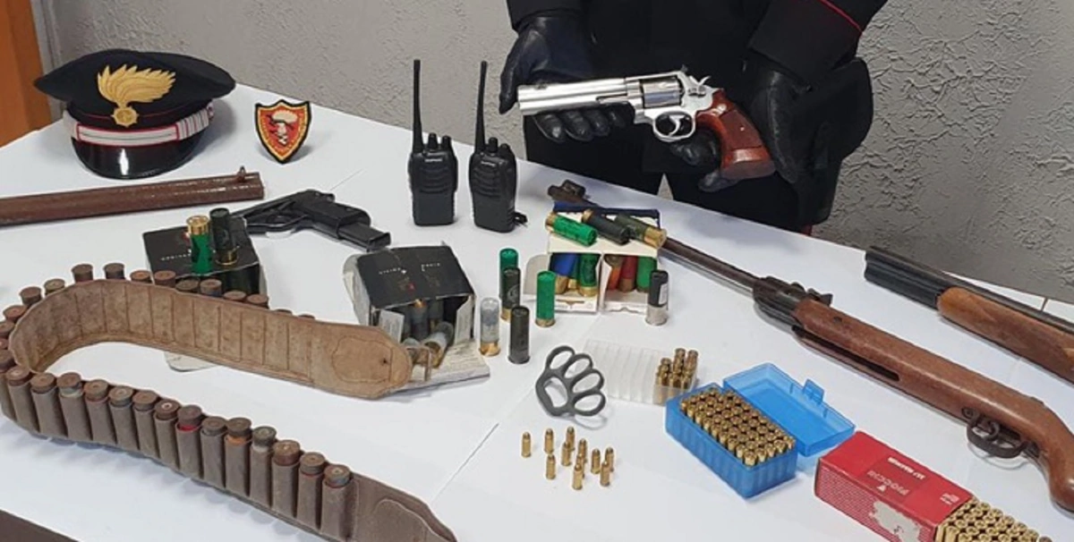 Arsenale in casa, tre arresti a Pompei. Trovate pistole, fucili e cartucce