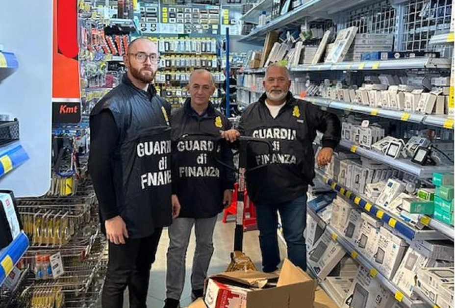 Prodotti non sicuri e contraffatti, maxi sequestro nel Salernitano