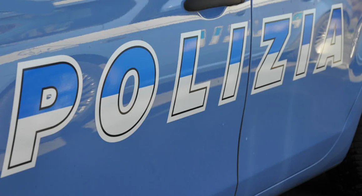Aggredisce i familiari ed insulta i poliziotti, arrestato