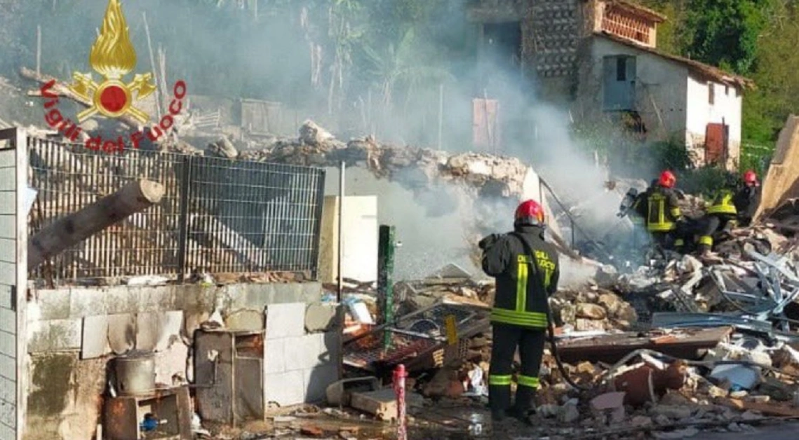 Esplosione in abitazione, donna incinta salvata dai vigili del fuoco