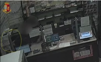 Rapinano tabaccheria "ipnotizzando" il titolare