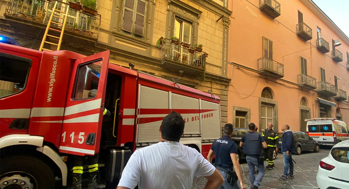 Torre Annunziata - Aggredisce la mamma anziana, poi si barrica in casa: irrompe la Polizia