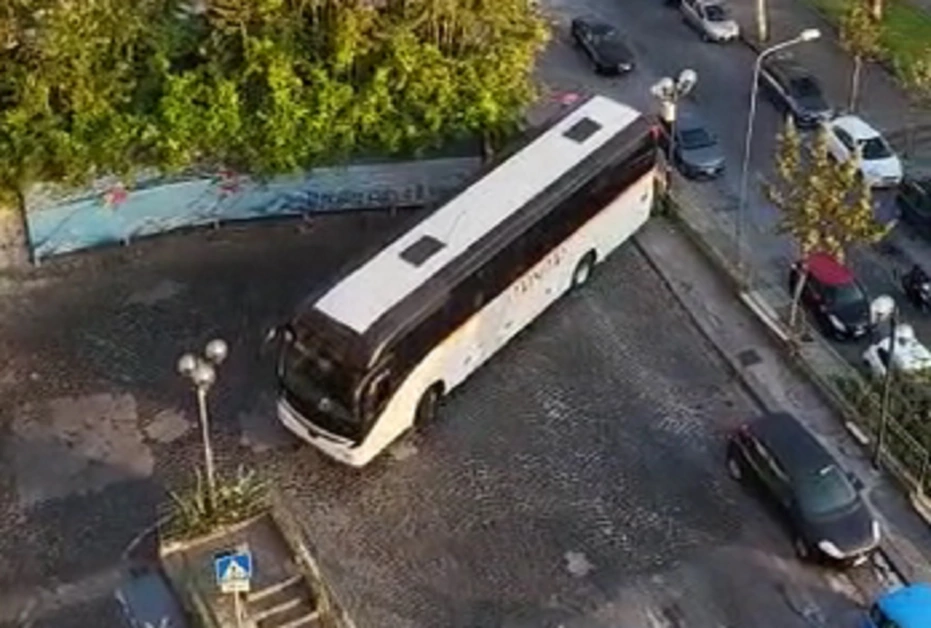 Torre Annunziata - Bus turistico bloccato su Rampa Nunziante, errore del navigatore?