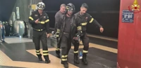 Giovane travolto da treno della Metro, vigili del fuoco lo salvano