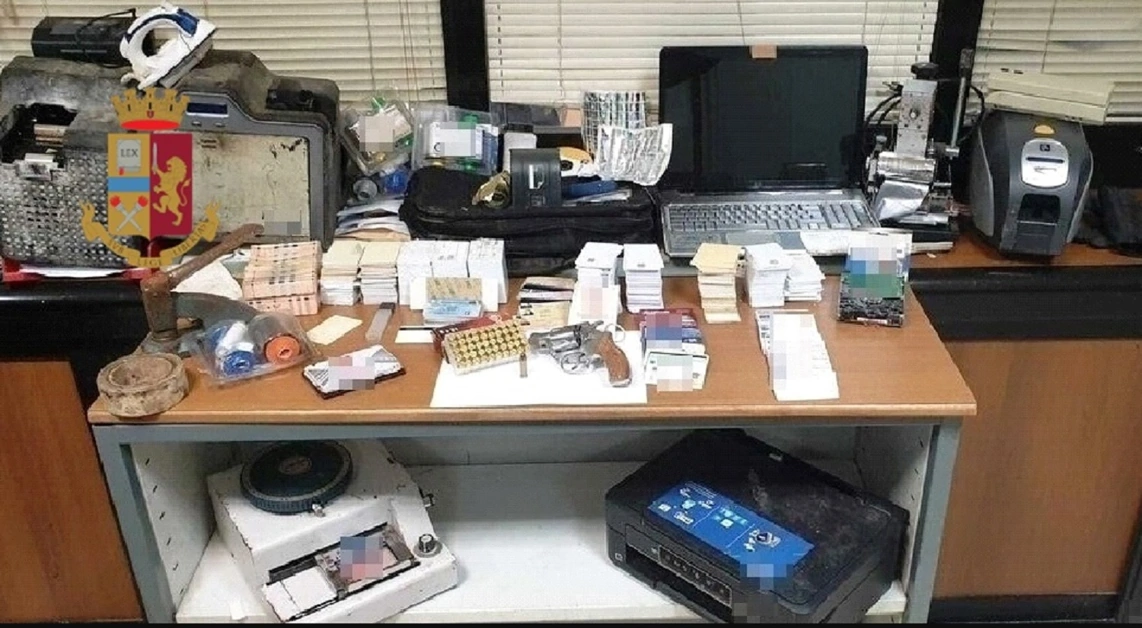 Centrale di documenti falsi scoperta a Forcella, un arresto