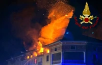 Vigili del fuoco in azione, spaventoso incendio in un albergo nel Bellunese