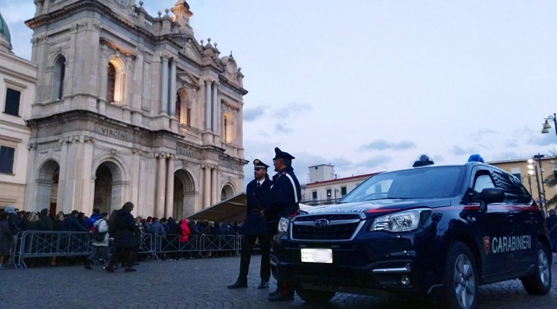 Anziano "smarrito" tra i pellegrini al Santuario di Pompei, rintracciato dai carabinieri