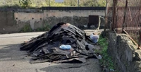 Guaina bituminosa sversata in strada, una denuncia a Ercolano