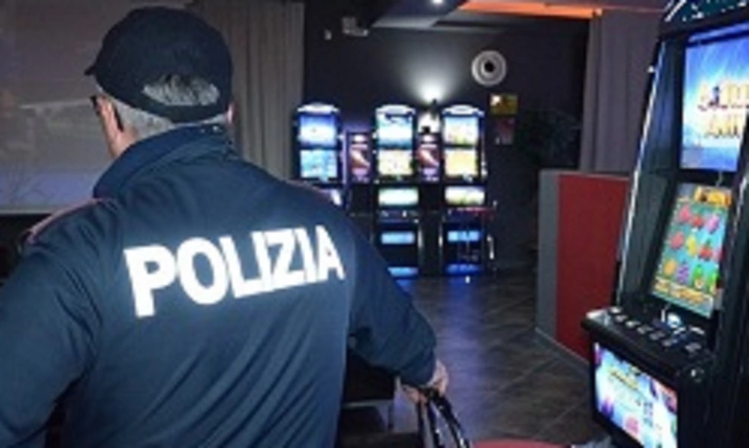 Lasciano bimbo in auto per andare a giocare alle slot, genitori denunciati