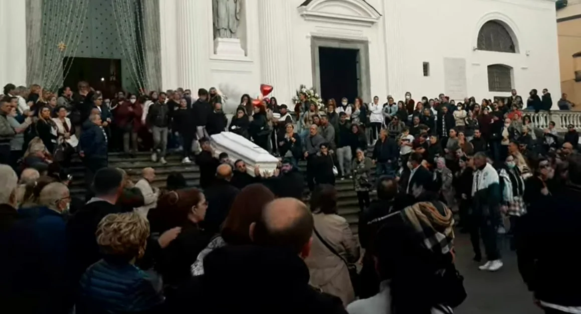 Torre del Greco - L'ultimo commovente saluto a Francesco Mazzacane