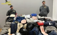 Abbigliamento contraffatto venduto tramite WhatsApp, denunciato commerciante napoletano