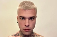 Fedez, cambio look per la crisi di mezza età. "Sembri Justin Bieber"