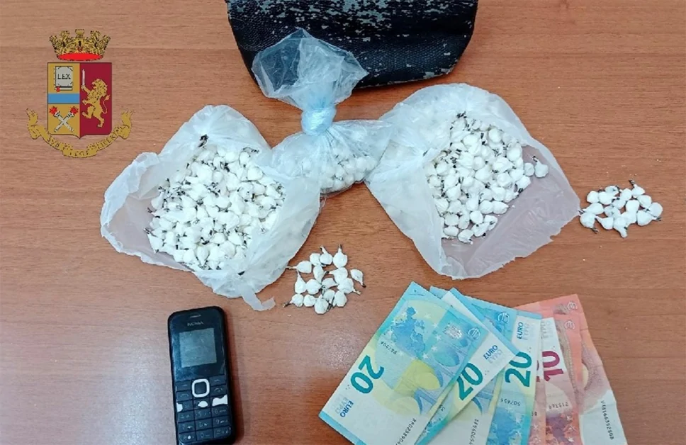 Oltre 600 dosi di cocaina, arrestato pusher a Secondigliano