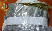 Vede la Polizia e scappa, recuperata busta con circa un chilo di droga