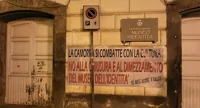 Torre Annunziata - Striscione fuori Palazzo Criscuolo: "La camorra si combatte con la cultura"