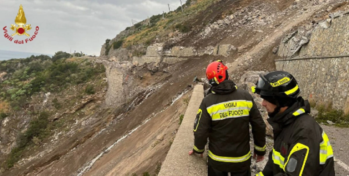 Frana sulla SS18 a Maratea, strada chiusa al traffico