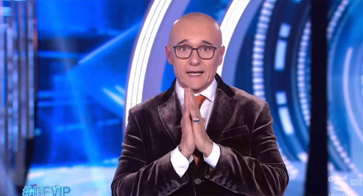 Grande Fratello Vip, fuori Alfonso Signorini. Mediaset stravolge tutto