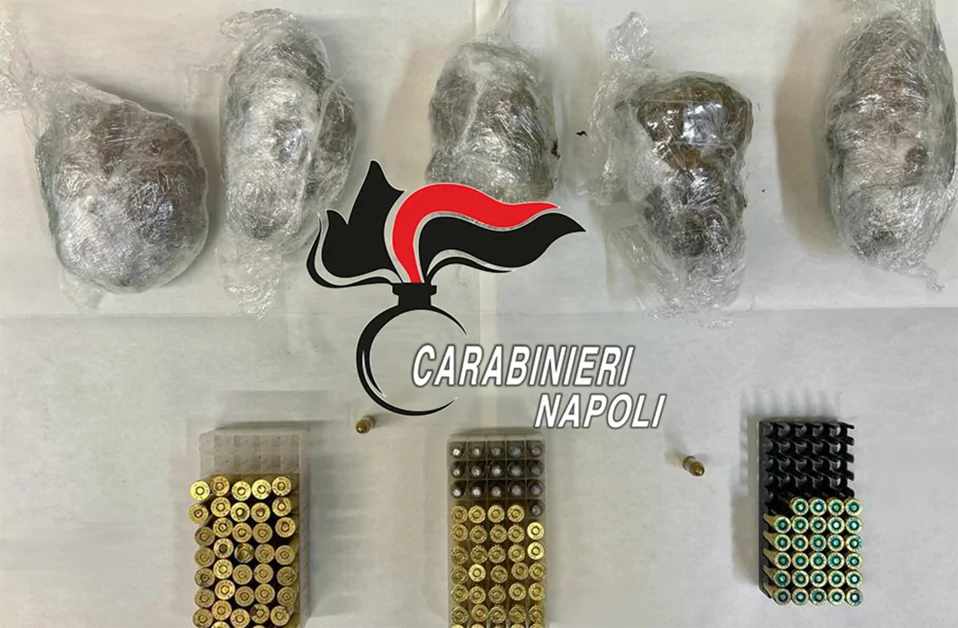 Rione Moscarella a Castellammare, droga e munizioni in un tombino