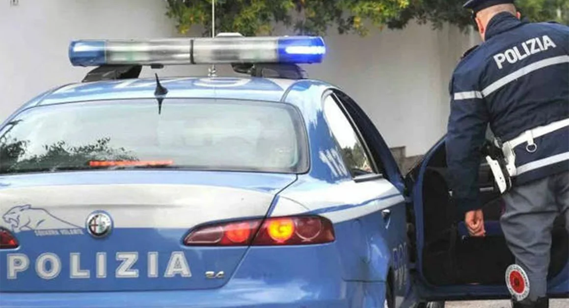 Torre del Greco - Oltraggia i poliziotti e poi li aggredisce: arrestato 42enne