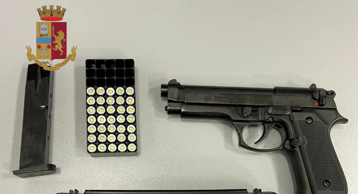 Ercolano - Sorpreso in casa con una pistola: denunciato 21enne