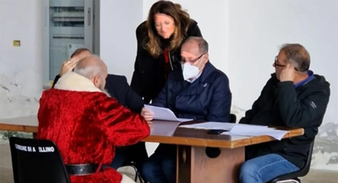 Avellino - Si presenta al concorso indetto dal Comune vestito da Babbo Natale