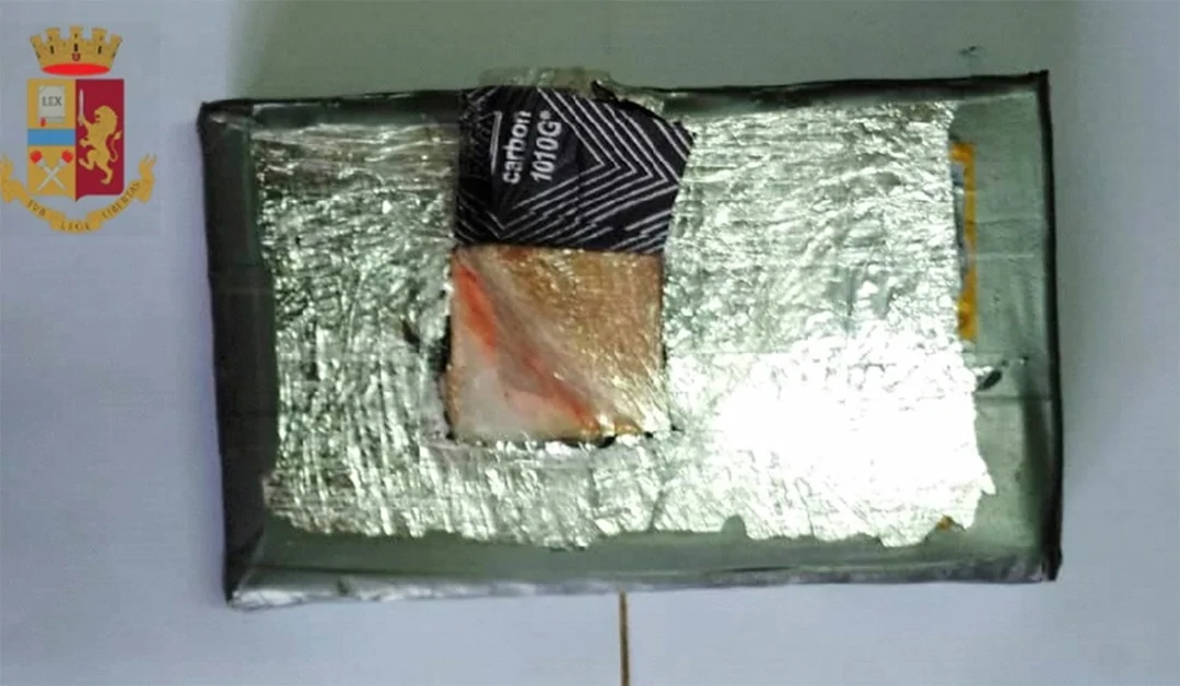 In auto con un chilo di droga, sfugge all'alt ma viene bloccato