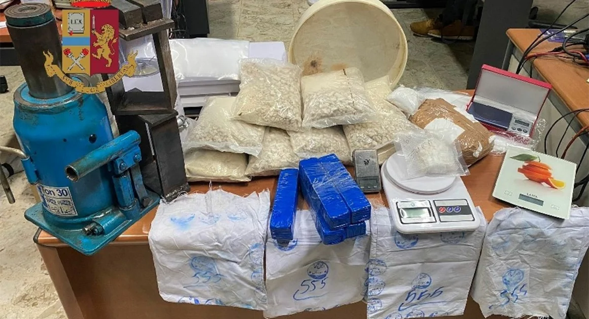 Aveva 11 kg di eroina in casa: arrestato 39enne albanese
