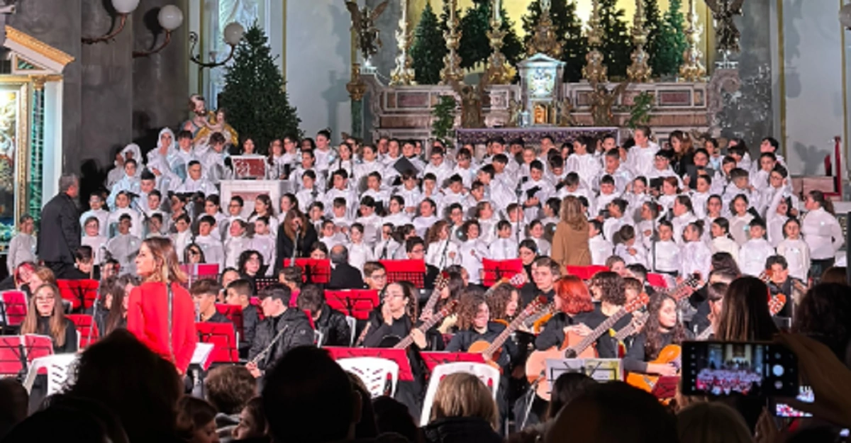 La magia del Natale a Torre Annunziata con il coro e l'orchestra dei bambini