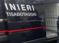 Bomba inesplosa dinanzi autonoleggio nel Napoletano