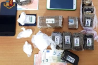 Due pusher arrestati dalla Polizia, panetti di hashish con la foto di Hitler