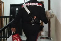 Da sola e senza soldi, carabinieri aiutano una donna nel Napoletano