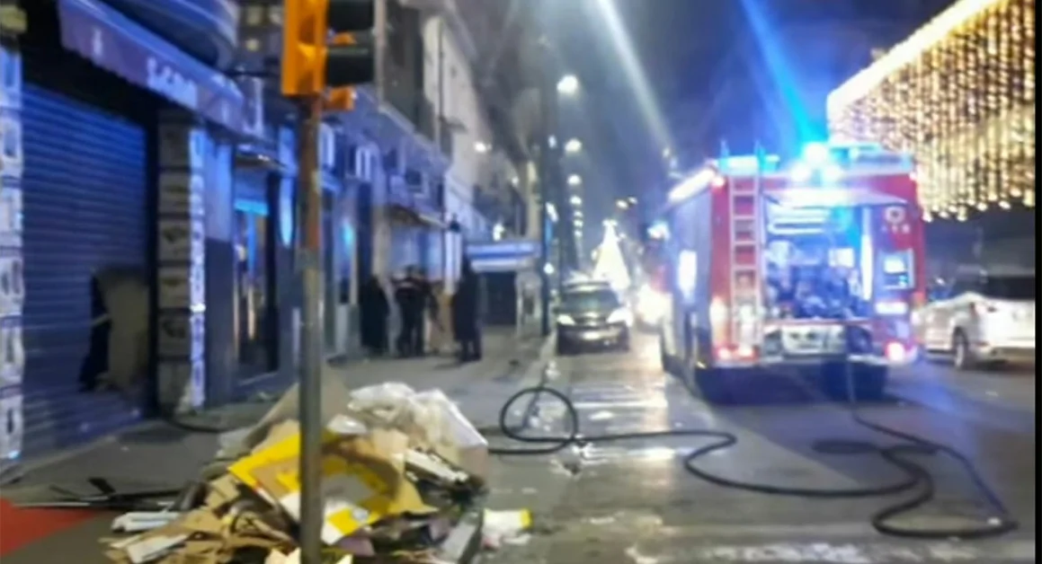 Supermercato in fiamme, quattro palazzi evacuati: notte da incubo all'Arenaccia