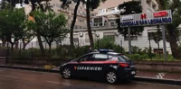 Non risponde al telefono per ore, i carabinieri irrompono in casa e lo salvano