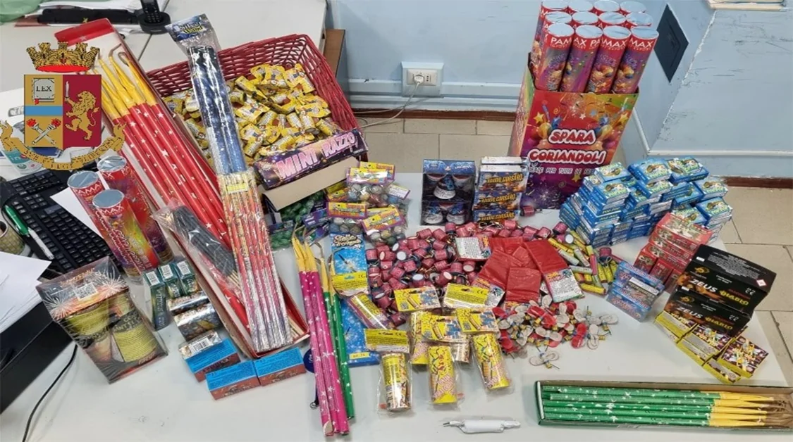 Vendeva materiale pirotecnico senza autorizzazione: sequestrati 17 kg di artifizi