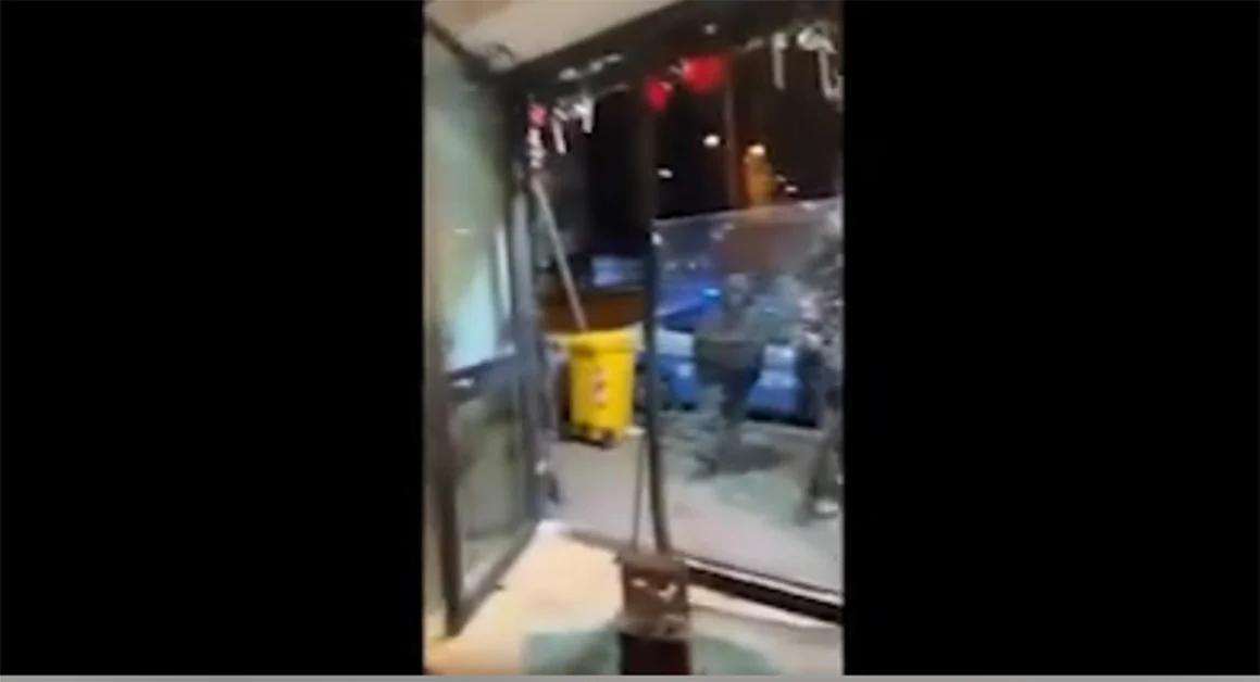 Rubano un'ambulanza  e sfondano l'entrata: svaligiata una pizzeria