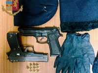 Lanciano pistola dallo scooter durante inseguimento, arrestati