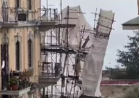 Forti disagi per il maltempo a Napoli, cade impalcatura. Albero su auto