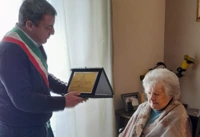 I 100 anni di nonna Consiglia, l'omaggio del Comune di Torre del Greco