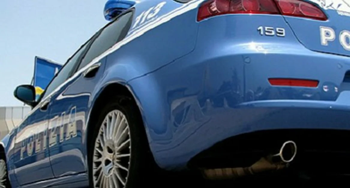 Tenta di disfarsi della droga, denunciato 17enne