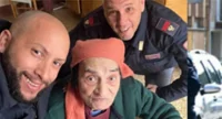 Nonna centenaria assistita da due poliziotti dal cuore d'oro