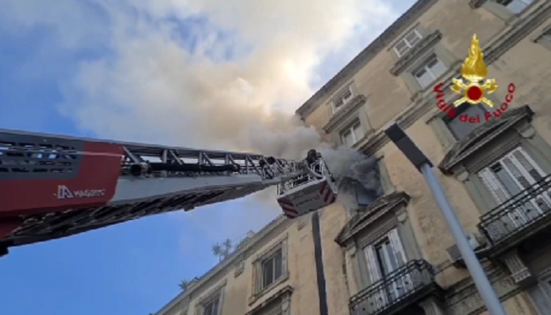 Incendio in un appartamento in piazza Garibaldi a Napoli