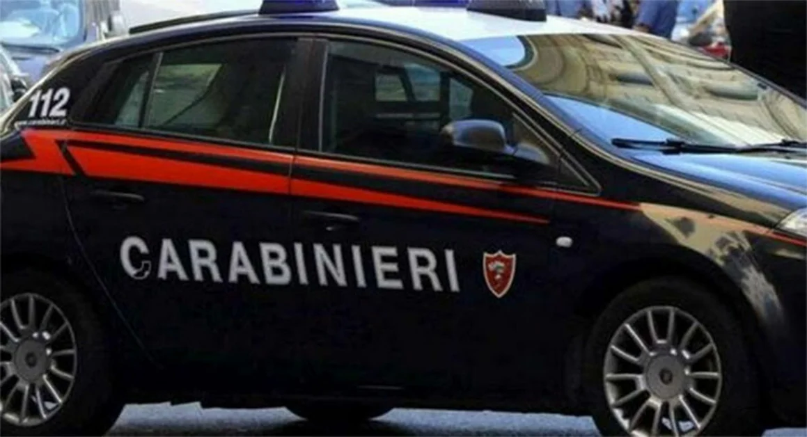 Incendia l'auto dello zio che gli nega 10 euro: arrestato 35enne