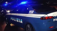 Poliziotti fermano 90enne al volante: l'anziano li aggredisce estraendo 2 coltelli