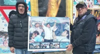 Un pannello di Salvatore Gallo ai piedi del murale di Maradona a Napoli