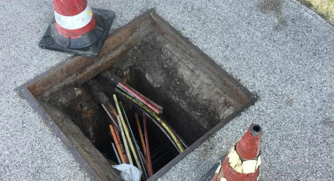 Torre Annunziata - Pericolo per tombino scoperto su marciapiede in via Prota