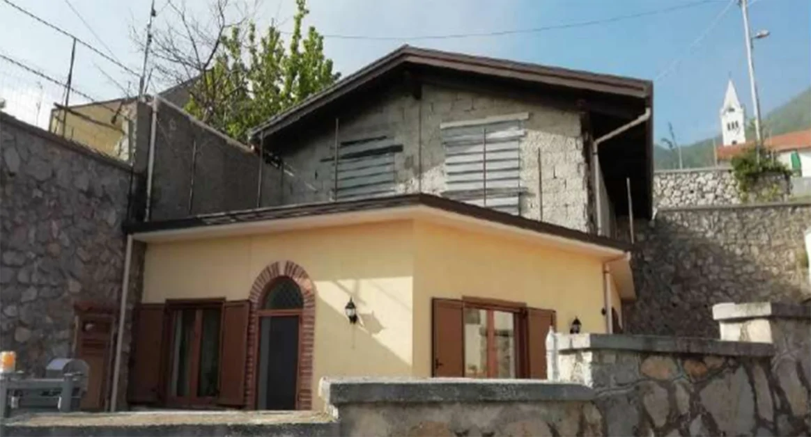 Abusivismo edilizio sui Lattari, abbattuti due manufatti