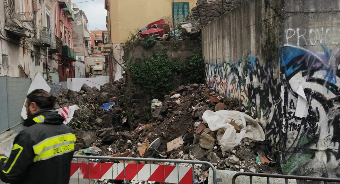 Torre Annunziata - Ancora crolli nel rione Provolera: macerie invadono la strada