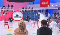 Uomini e Donne, Maria De Filippi "sviene" sulle scale. Caos in studio. Video