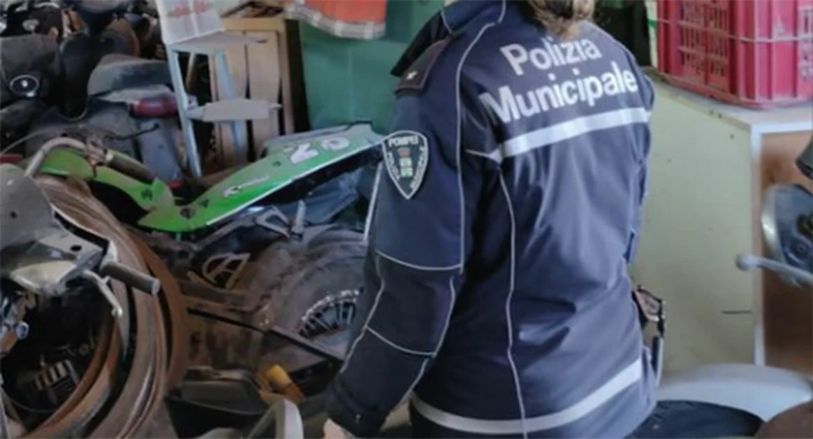Pompei - Deposito abusivo di pezzi di ricambio scoperto da Polizia Locale ed Esercito
